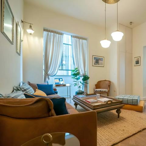 Listen to records while relaxing after sightseeing