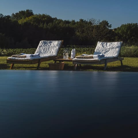 Raise a chilled glass of Bordeaux Blanc to a relaxing stay