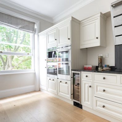 Soak up leafy scenes of Kensington as you rustle up breakfast