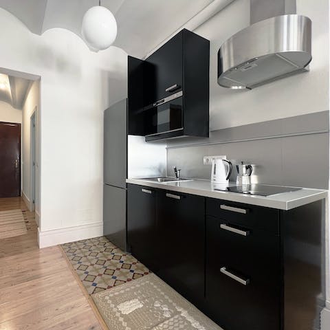 Rustle up torrijas for breakfast in the compact kitchen