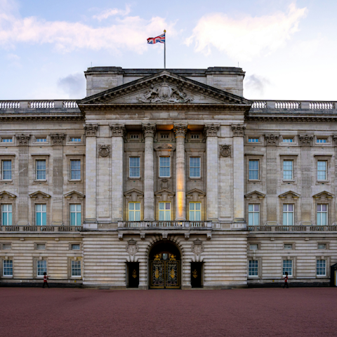 Discover the world famous Buckingham Palace – a twenty-minute walk away