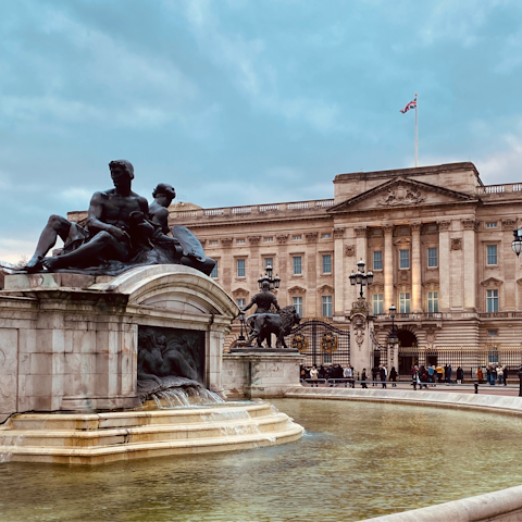 Grab a coffee and stroll to nearby Buckingham Palace