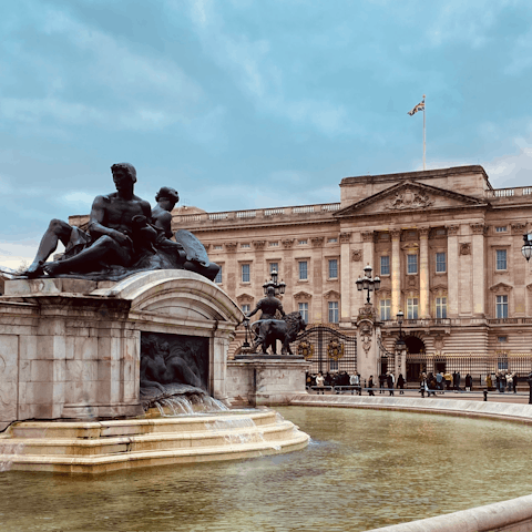 Grab a coffee and stroll to nearby Buckingham Palace