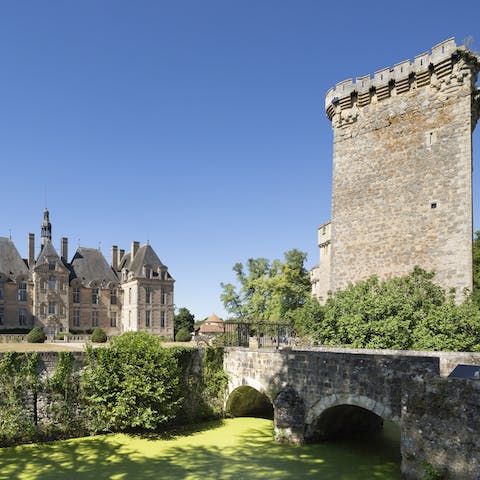 Stay in the keep of a real French château