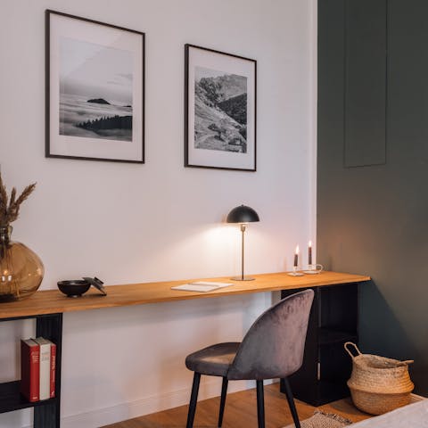 Get on top of work emails by using this laptop-friendly workspace