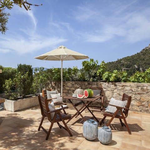 Relax in archetypal Greek surroundings