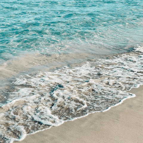 Sink your toes into sand – the beach is a ten-minute drive away