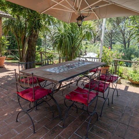 Enjoy an alfresco carbonara overlooking the garden