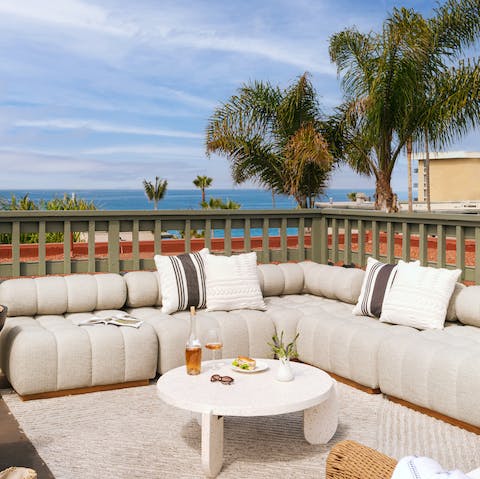 Head up to the communal rooftop terrace for post-work drinks, overlooking the glimmering Pacific Ocean