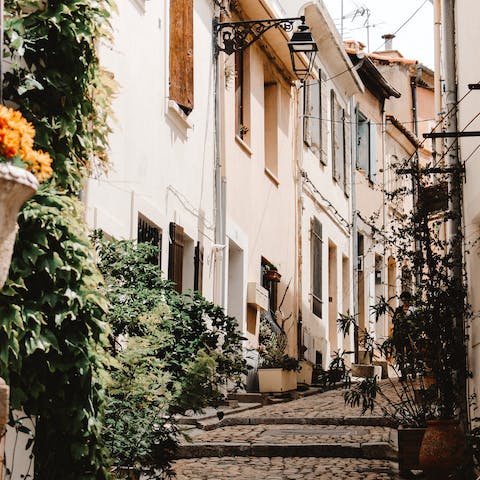 Head to the town centre for summer festivities in Saint-Rémy-de-Provence