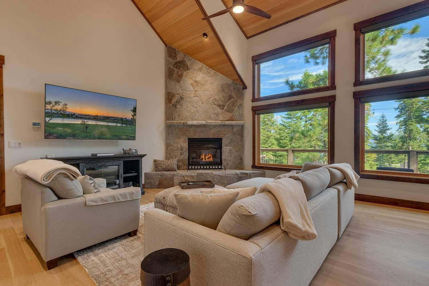 Serene Lakeside Retreat