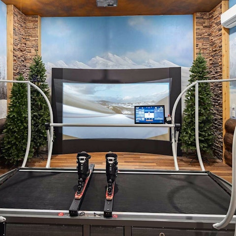 Enjoy a unique mountain experience in the ski-simulator room