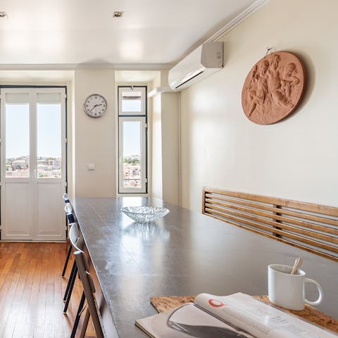 Gather around the huge dining table for relaxed familly dinners, drinks, and board games at home