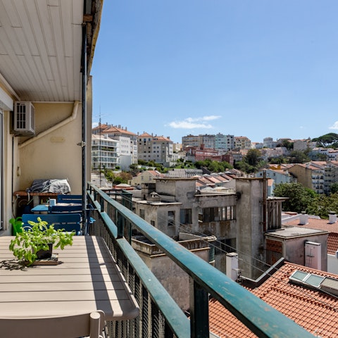 Enjoy whipping up barbecue dinners out on the baloncy while sipping a beer and looking over the incredible view