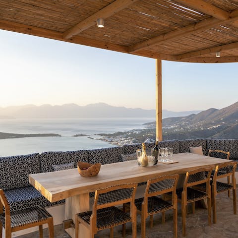 Create wonderful memories of shared meals in this sublime setting