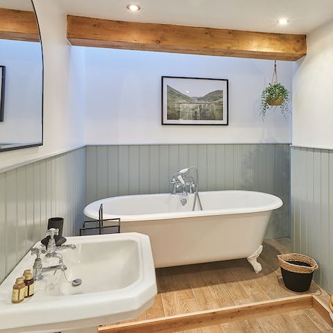Soak weary legs in the freestanding bath – there’s room for two