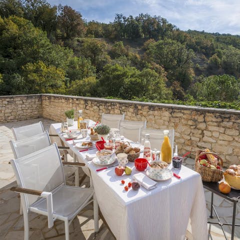 Enjoy blissful meals made with local ingredients in the sunshine