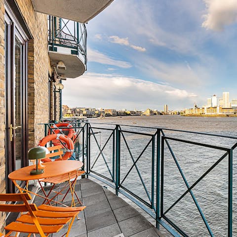 Take your breakfast out to the balcony to enjoy Thames views