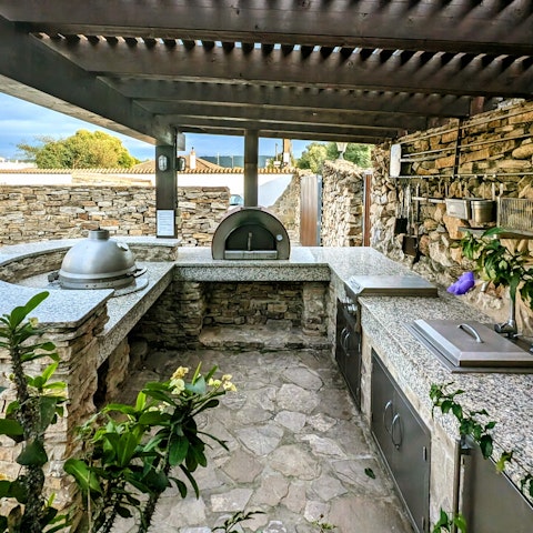 Try out your chef skills with the wood-fired pizza oven and Kamado grill