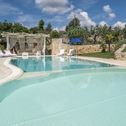 Let the kids paddle in the shallow section of the swimming pool to keep cool