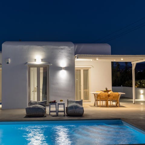 Sit down to an alfresco meal followed by some stargazing on the outdoor seats