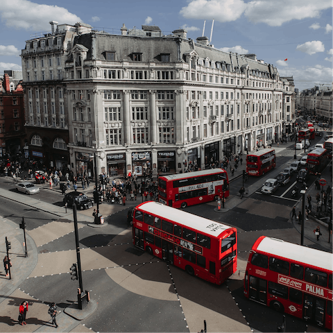 Walk to the shopping hubbub of Oxford St, only thirteen minutes away