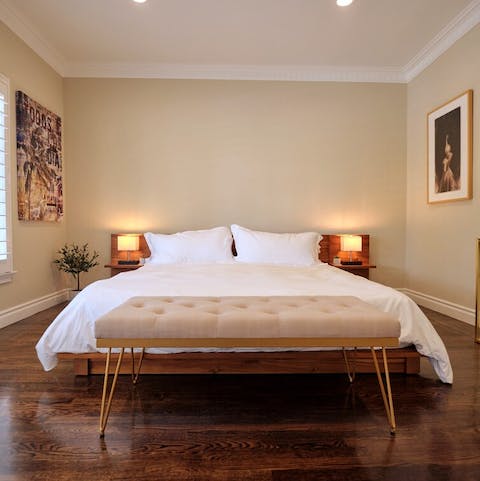 Sleep well in the king-size bed