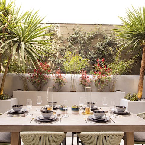 Dine alfresco on home-cooked pizza and Prosecco