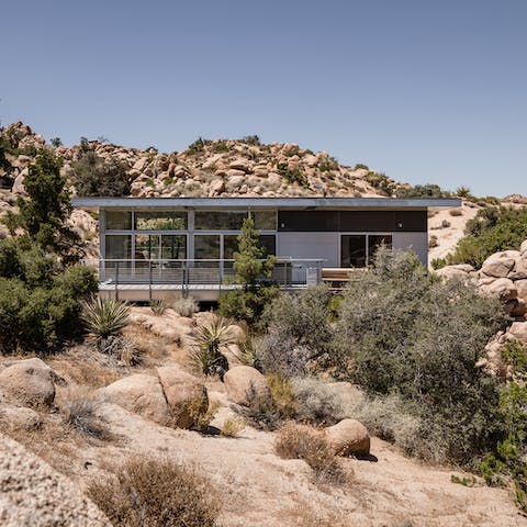 Stay in a zero net energy consumption house powered by the sun