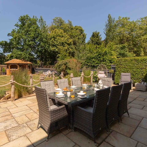Dine alfresco on fresh-baked pizza in the garden