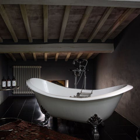 End the day with a long soak in the en-suite bathtub