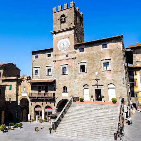 Stay in the picturesque village of San Leo Bastia where you'll find the local shop, bar and restaurant