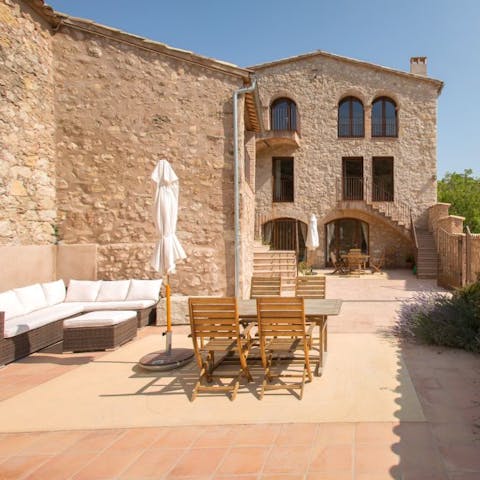 Rustle up sundowners and pad out into the communal terraces