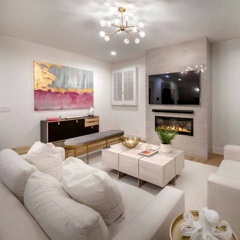 Get together in front of the fireplace in the cosy snug