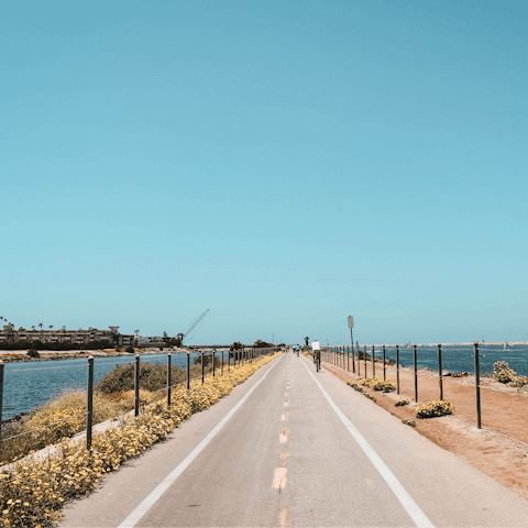 Make the most of your setting just a few steps from the beaches of Grand Canal Esplanade