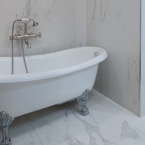 Let your muscles relax in the luxurious standalone clawfoot tub