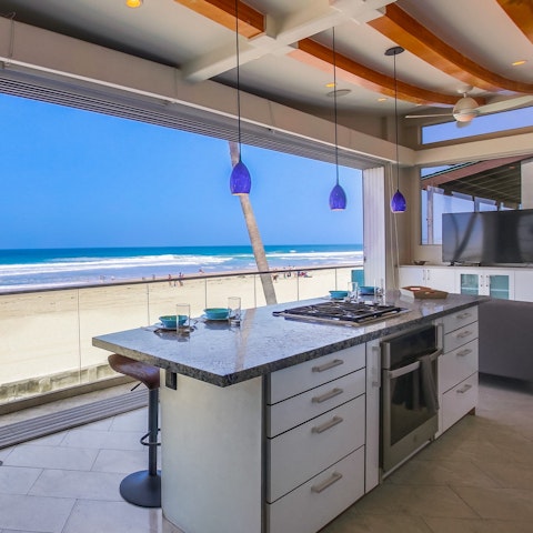 Cook up a storm with the Pacific as your backdrop