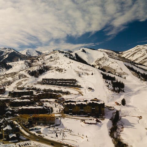 Head out to the slopes first thing in the morning with spectacular skiing nearby