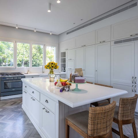 Start your days with a cup of coffee at the breakfast bar