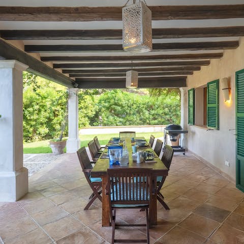 Dine together under the shade of the pergola