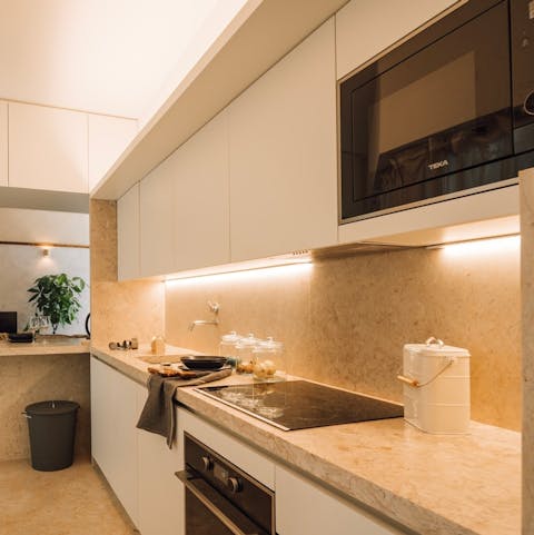 Cook up some delicious piri piri chicken in the well-equipped kitchen