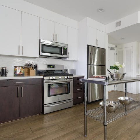 Rustle up an American breakfast of dreams in the large kitchen area