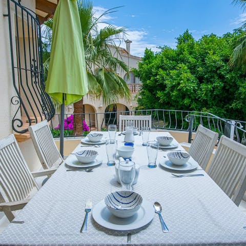 Eat delicious Spanish cuisine on your alfresco dining set, located on the balcony