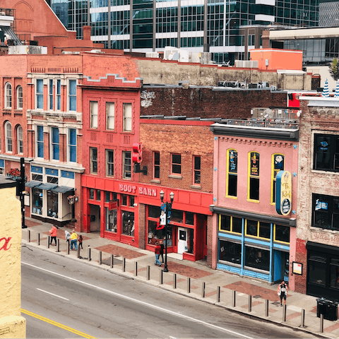 Explore this exciting city on your doorstep – Wedgewood Houston is just a ten-minute drive from Downtown