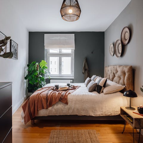Wake up in the beautifully dressed bedroom feeling rested and ready for another day of sightseeeing