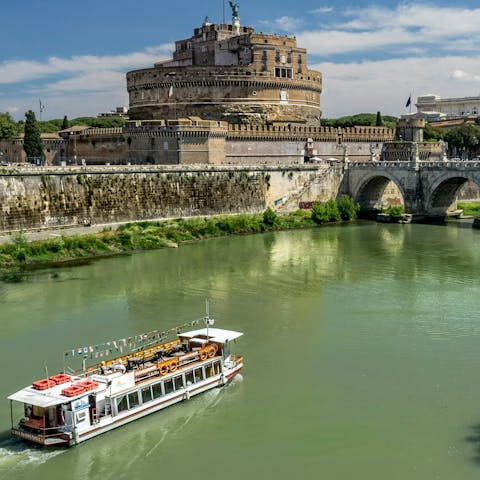 Amble down to the picturesque Tiber River, just minutes away