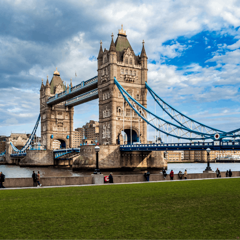 Have a saunter to Tower Bridge, fifteen minutes from this home