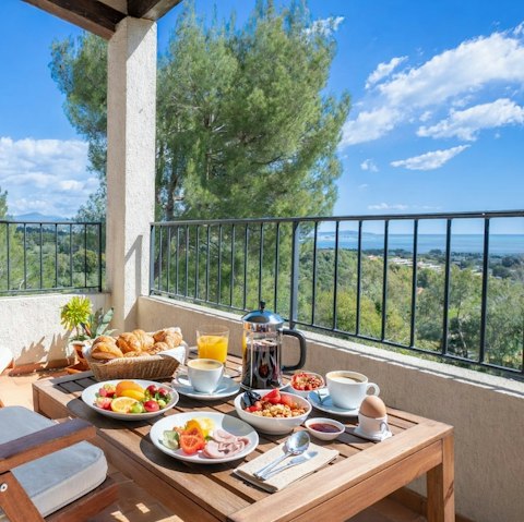Dine alfresco and enjoy sea views stretching across the Côte d’Azur