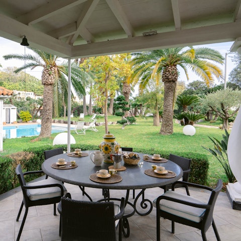 Enjoy alfresco dinners with picturesque garden views