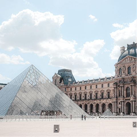 Walk to the Louvre Museum, a must-see in Paris